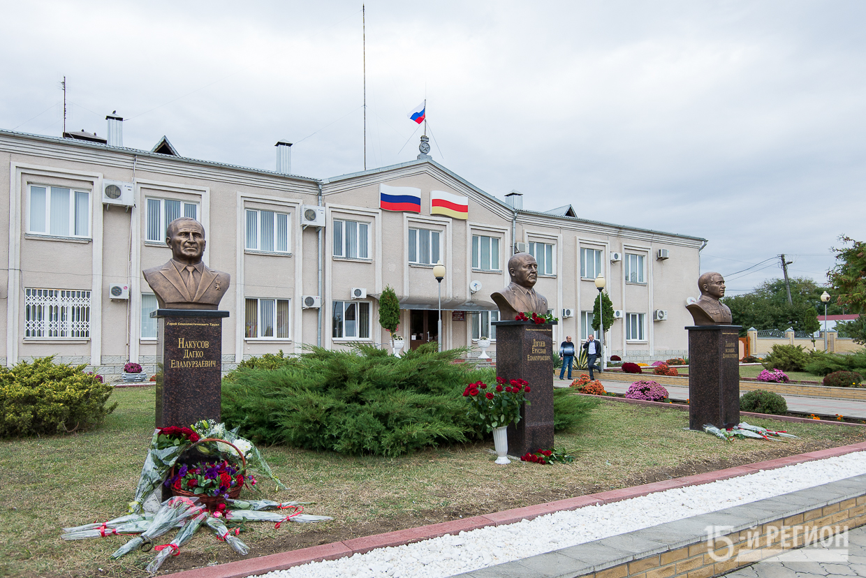 Эльхотово